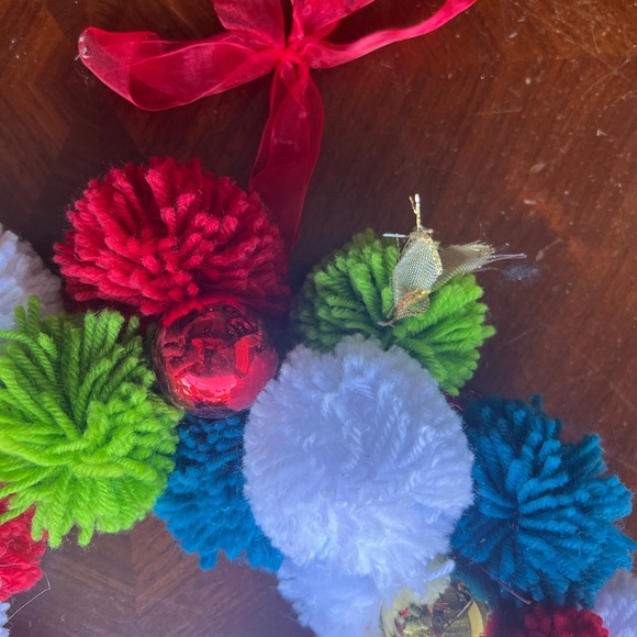 Pompon Christmas Wreath - Picture 7 of 8